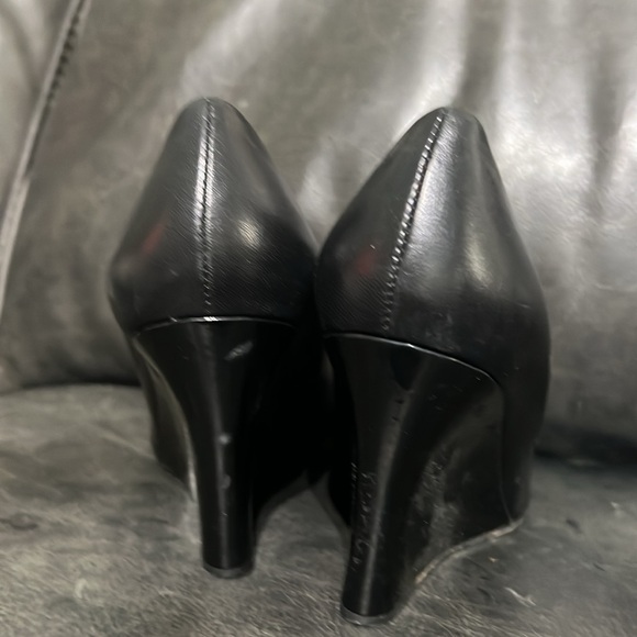 Kate Spade Black Patent Leather Wedge Heels Womens Gold Metal Bow Detail 6B - Picture 5 of 10